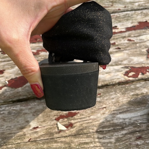 EUC Sanuk yoga sandals - Picture 10 of 11